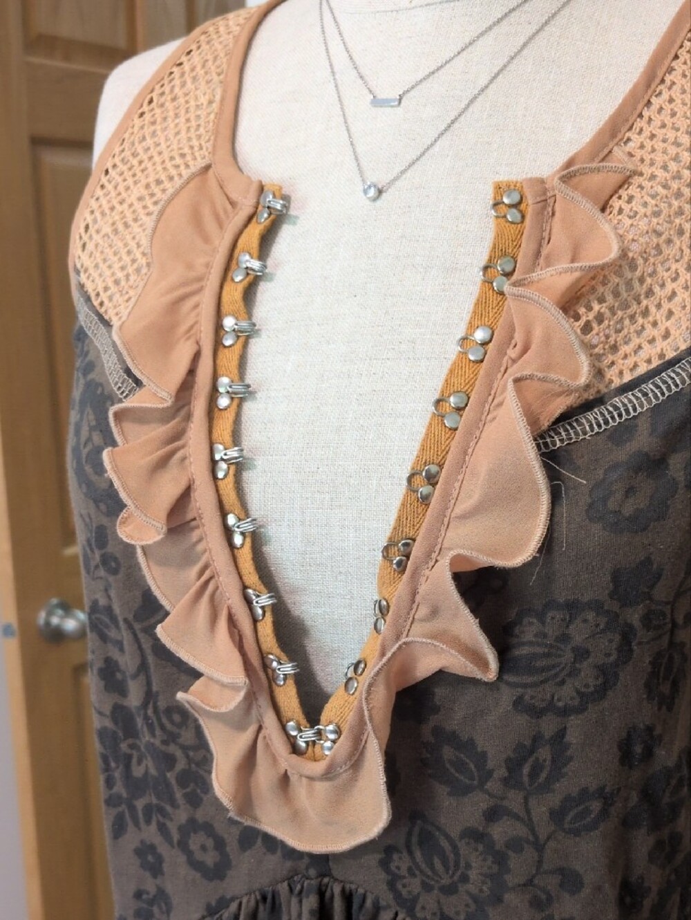 Med Vintage Women’s Khaki Mustard Ruffle V-Neck Tank Top - Picture 2 of 9